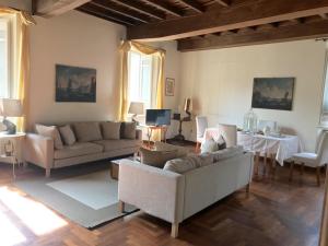 a living room with two couches and a table at La casa dell'Arte nel cuore di Roma in Rome