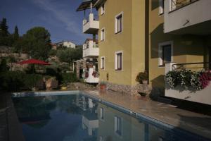 Bazén v ubytovaní Apartments Salatić alebo v jeho blízkosti