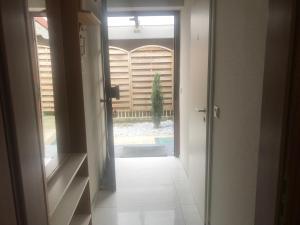 una porta aperta con vista su un cortile di Apartmentvermietung Meerbusch a Meerbusch