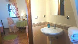 y baño con lavabo, espejo y mesa. en Wiatrak Nowe Guty, en Nowe Guty