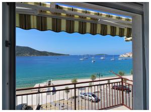 a view of the ocean from a balcony at Apartmani Petra in Primošten