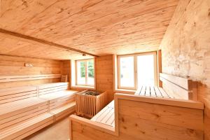 una sauna de madera con bancos y una ventana en Land-gut-Hotel Landgasthof zur Rose, en Ehingen