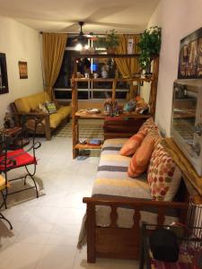salon z kanapą i łóżkiem w obiekcie Playa Club w mieście Miramar