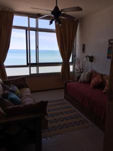 sala de estar con sofá y ventana grande en Playa Club en Miramar