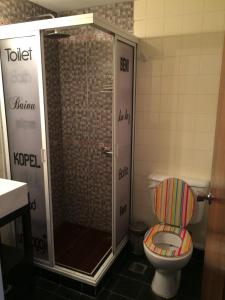 W łazience znajduje się toaleta oraz prysznic z deską toaletową. w obiekcie Playa Club w mieście Miramar