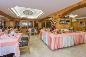 Restoran või mõni muu söögikoht majutusasutuses Hotel St. Raphael