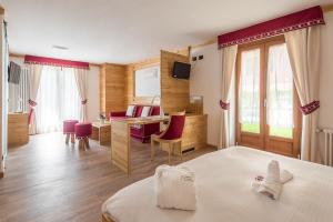 Televiisor ja/või meelelahutuskeskus majutusasutuses Hotel St. Raphael