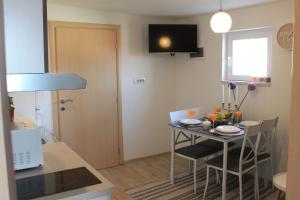 TV a/nebo společenská místnost v ubytování Apartments Platana