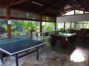 Stolný tenis v ubytovaní Flat Amarilis und 110 Riviera de Sao Lourenco SP alebo v jeho okolí