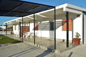 un patio cubierto con mesa y sillas en Apartamento Familiar Marta, en Colonia del Sacramento