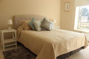 a bedroom with a bed with pillows and a window at Laguna Bahia Algarrobo in Algarrobo +48 photos