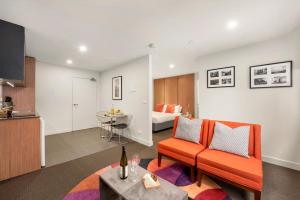 Seating area sa Plum Serviced Apartments Carlton