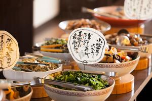 un buffet con tazones de comida en una mesa en Tosagyoen, en Kochi