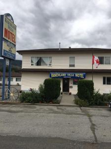 ein Gebäude mit einem Schild, das panadian village motel liest in der Unterkunft Ranchland Villa Motel in Merritt