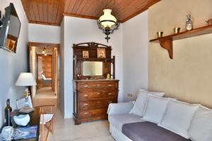 Televízia a/alebo spoločenská miestnosť v ubytovaní Hydra Port Apartments-Serenity