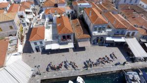 Hostia v ubytovaní Hydra Port Apartments-Serenity