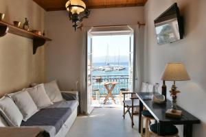 Posedenie v ubytovaní Hydra Port Apartments-Serenity
