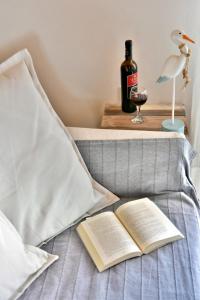 Posteľ alebo postele v izbe v ubytovaní Hydra Port Apartments-Serenity