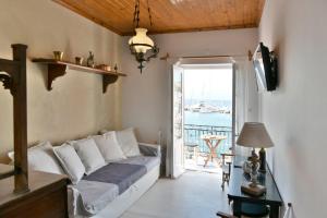 Posteľ alebo postele v izbe v ubytovaní Hydra Port Apartments-Serenity