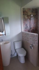 KUBU D'UME HOMESTAY tesisinde bir banyo