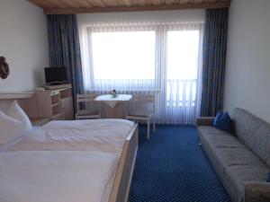 Postel nebo postele na pokoji v ubytování Hotel am See