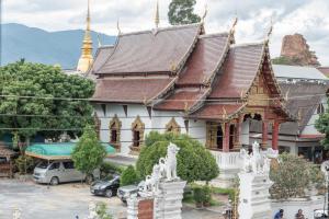 Cảnh núi rừng hoặc tầm nhìn ra núi từ nhà khách