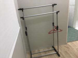 une rampe en métal sur un mur à côté d'un escalier dans l'établissement Taman Rambai Homestay, à Malacca