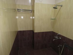 baño con ducha y puerta de cristal en The Corporate Comforts, en Bangalore