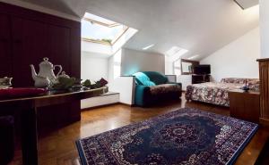 een kamer met een slaapkamer met een bed en een bank bij Hotel Valentino Centro Storico in Orvieto