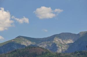 - une vue sur une chaîne de montagnes avec des nuages dans le ciel dans l'établissement Willa Stella, à Kościelisko
