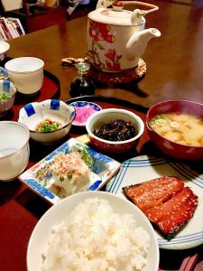 ゲストハウスの敷地内または近くでの食事または食べ物