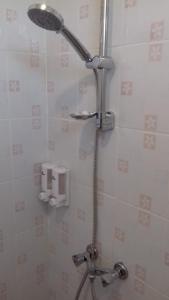 y baño con ducha con cabezal de ducha. en New Cottage Asri Karimunjawa en Karimunjawa