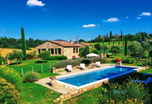 a villa with a swimming pool in a yard at Villa S.Anna in Montisi