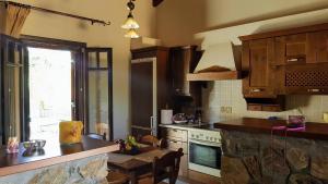 アギオス・ニコラオスにあるAsano's Houseのキッチン(木製キャビネット、テーブル、窓付)