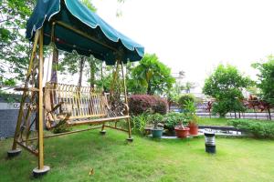 Taman di luar Sakura Love River Bed and Breakfast
