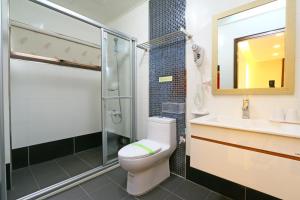 Bilik mandi di Sakura Love River Bed and Breakfast