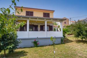 Casa blanca con porche y patio en Vila Mirta, en Nerezine