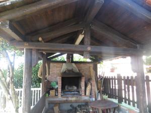 eine hölzerne Pergola mit Kamin in einem Hof in der Unterkunft Borgo Lamurese in Avigliano
