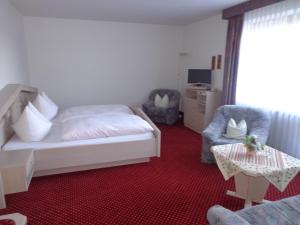 Postel nebo postele na pokoji v ubytování Hotel am See