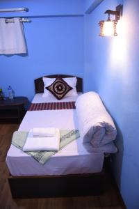 Tempat tidur dalam kamar di Subha Guest House