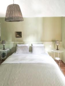 コンペタにあるFinca Portichueloのベッドルーム(ランプ2つ付)の大きな白いベッド1台