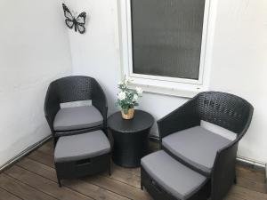 コッヘムにあるTurmblickの窓際に座る椅子2脚(蝶付)