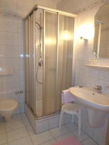 y baño con ducha, lavabo y aseo. en Hotel am See, en Neubäu