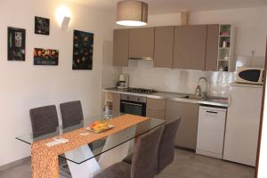Kuchyň nebo kuchyňský kout v ubytování AURA Residence