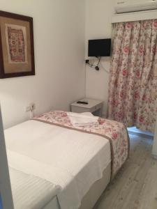 - une petite chambre avec un lit et un rideau dans l'établissement Pasha Motel, à Bodrum City