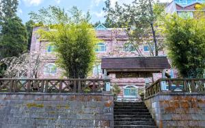 ein Backsteingebäude mit einer Treppe vor einem Gebäude in der Unterkunft Chinshan Villa in Zhongzheng
