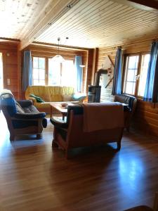 ein Wohnzimmer mit einem Sofa und einem Tisch in der Unterkunft Holzhaus am Silbersee in Frielendorf