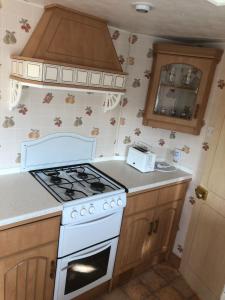 a kitchen with a stove and a counter top at Angerhof Bischdorf in Bischdorf +4 photos
