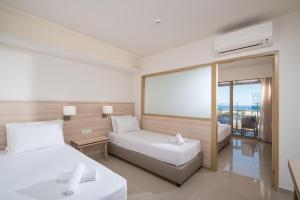 Ein Bett oder Betten in einem Zimmer der Unterkunft Gouves Waterpark Holiday Resort