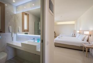 Ein Bett oder Betten in einem Zimmer der Unterkunft Gouves Waterpark Holiday Resort